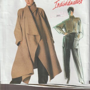 Puede incluir: Un anuncio de Vogue Patterns con una mujer con un abrigo envolvente color beige y pantalones negros. El texto "Individualist" está en escritura roja. También se ve un boceto de una persona con camisa y pantalón.