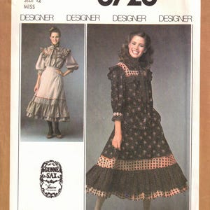 Pode incluir: Padrão Simplicity 8728 com dois vestidos de estilista. Os vestidos têm mangas compridas, babados e tecido estampado. O padrão inclui o logotipo Gunne Sax Jessica e o tamanho 12.