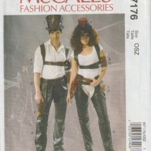 Può includere: Modello McCall's Fashion Accessories M7176. L'immagine mostra due persone che indossano abiti di ispirazione steampunk. Gli abiti includono pantaloni di pelle, imbracature, cappelli e accessori. Il modello è per costumi.