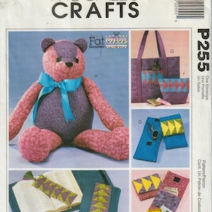 Op de afbeelding: Een naai-patroon voor een teddybeer, een draagtas, een portemonnee en een boekomslag. Het patroon heet "P255" en is van McCall's Crafts. Het patroon bevat instructies voor het maken van de items van stofresten.