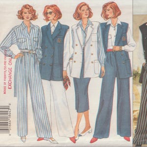 Könnte beinhalten: Ein Schnittmuster für vier verschiedene Stile von Hosen. Das Muster beinhaltet eine gestreifte Hose, eine weiße Hose, eine blaue Hose und eine schwarz-weiß gestreifte Hose. Das Muster ist von Butterick und ist für die Größen 18-20-22. Das Muster ist für J.G. Hook.