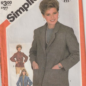Könnte beinhalten: Simplicity Schnittmusterumschlag mit einer Frau in einem Hahnentritt-Blazer. Der Umschlag zeigt die Nummer 5664, Größe 10 und "Fuss Free Fit". Zusätzliche Illustrationen zeigen weitere Jackenmodelle.