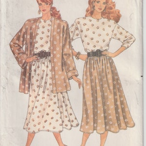Op de afbeelding: Een naaipatroon voor een rok en een top met een bruine en witte stippenprint. Het patroon is van Butterick en is gemarkeerd met "Fast & Easy" en "3002". De maat is XS S-M.