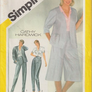 Può includere: Modello di cucito Simplicity con un design di Cathy Hardwick. Il modello presenta illustrazioni di un completo a tre pezzi con giacca, culotte e camicetta. L'immagine principale mostra una donna che indossa il completo azzurro.