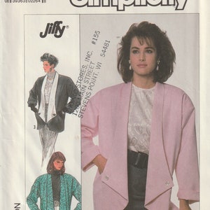 Könnte beinhalten: Simplicity Schnittmuster Nummer 8176, Größe MD, für einen Blazer mit einem Jiffy-Logo. Das Schnittmuster zeigt drei verschiedene Blazer-Stile, einen in Rosa, einen in Türkis und einen in Schwarz.