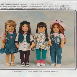 Peut inclure: Quatre poupées vêtues de tenues variées, dont des robes en jean, des gilets et des hauts à motifs. Les poupées ont différentes coiffures et accessoires. L'image provient d'une entreprise de patrons, avec le texte "Fashion Fun."