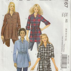 Puede incluir: Un patrón de costura para un vestido camisa con cintura de lazo. El patrón incluye cuatro vistas diferentes: un vestido camisa de cuadros rojos y negros, un vestido camisa azul, un vestido camisa de cuadros negros y blancos y un vestido camisa de cuadros rojos y negros con una falda más larga. El patrón es para las tallas 6-8-10-12-14.