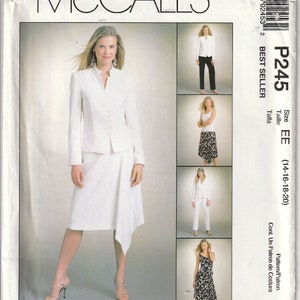 Puede incluir: Patrón de costura McCall's para una chaqueta y una falda para mujer. El patrón es de talla EE (14-16-18-20) y es un éxito de ventas. El patrón incluye instrucciones para hacer una chaqueta blanca y una falda blanca con un dobladillo diagonal.