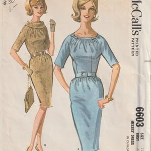 Pode incluir: Padrão de costura impresso vintage McCall's para vestido de senhoras, tamanho 12, busto 81 cm. A ilustração mostra duas mulheres usando vestidos com mangas curtas e cinturas com cinto. O número do padrão é 6603.