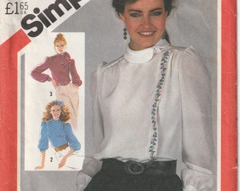 Einfachheit 5485 Misses Asymmetrische Bluse mit Stickerei Transfer Kragen und Ärmel Variationen 1980er Jahre Schnittmuster Größe 12 oder 14 ungeschnitten