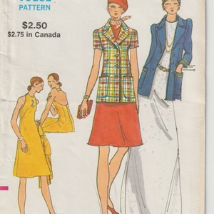 Può includere: Un modello di cucito vintage per un abito con un corpetto a quadri e una gonna tinta unita. Il modello è per le taglie 12, 34 e 36. Il modello è di Vogue e costa $ 2,50. Il modello è disponibile anche in Canada per $ 2,75.