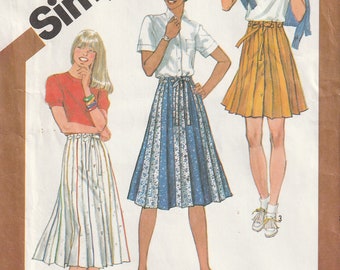 Simplicity 5480 Gonne da donna vintage anni '80 in due lunghezze, svasate, con bottoni sul davanti, pieghe a coltello, taglia 8, NON TAGLIATE