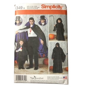 Puede incluir: Patrón Simplicity 1349 A para disfraces de Halloween. La portada presenta a un hombre y un niño con disfraces de vampiro, y a un niño con un disfraz de la Muerte. Los disfraces incluyen capas, túnicas y accesorios. El patrón está diseñado e impreso en EE. UU.