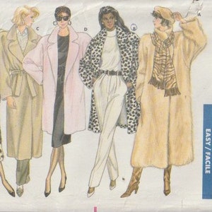Puede incluir: Ilustración de cinco mujeres con abrigos. Los abrigos incluyen un estampado de leopardo, una gabardina beige, un abrigo rosa, un abrigo de lunares blancos y negros y un abrigo de piel beige. El patrón es Butterick Classics, talla P-S-M.