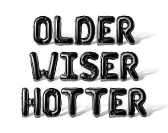 Può includere: Lettere di palloncini neri che compongono la frase "Older Wiser Hotter".