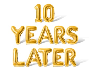 Könnte beinhalten: Goldene Folienballons, die "10 YEARS LATER" auf weißem Hintergrund buchstabieren.