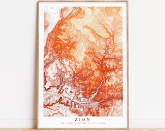Puede incluir: Un mapa topográfico del Parque Nacional Zion en Utah, EE. UU. El mapa está impreso en tonos naranja y blanco, con líneas de contorno que muestran la elevación del terreno. El texto "ZION" está impreso en blanco en la parte inferior del mapa, junto con las coordenadas "USA | 37.2983° N, 113.0543° W | 1.117 - 2.460 m".