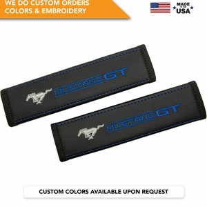 Copricinture di sicurezza per auto adatte a Mustang GT Ricamo blu Pelle vegana Spalline nere Idea regalo personalizzata fatta a mano