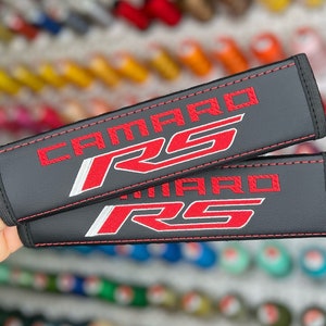Copricinture di sicurezza per auto adatte a Chevrolet Camaro RS Ricamo rosso Pelle vegana Spalline nere Idea regalo personalizzata fatta a mano