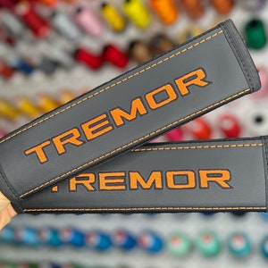Auto-Sicherheitsgurtbezüge Fit Ford Tremor Orange Stickerei Vegan Leder Schwarz Schulterpolster Handgemachte individuelle Geschenkidee