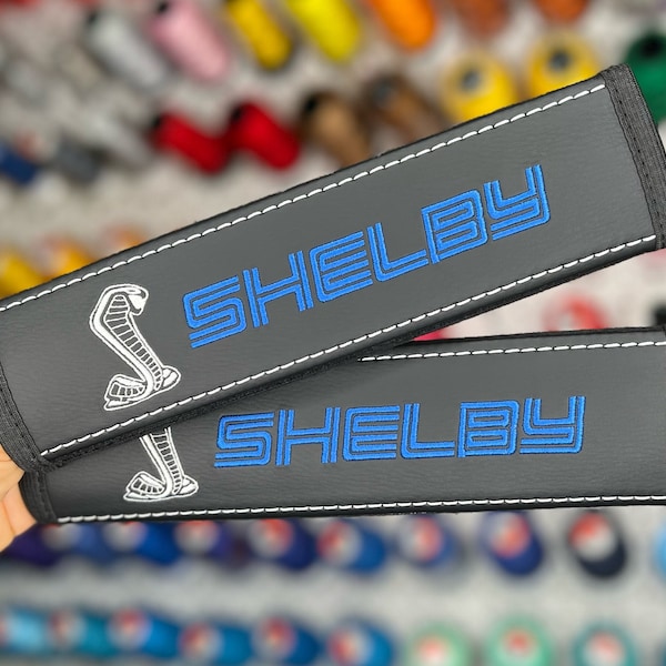 Fundas para cinturón de seguridad de coche que se ajustan a Mustang Shelby Cobra, bordado blanco/azul, hombreras negras de cuero vegano, idea de regalo personalizada hecha a mano (juego de 2)