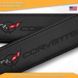 Couvre ceinture de sécurité pour voiture Corvette C5 broderie noire cuir végétalien épaulettes noires fait main idée cadeau personnalisée