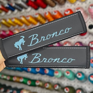 Auto-Sicherheitsgurtbezüge passend für Ford Bronco 51 Stickerei Vegan Leder Schwarz Schulterpolster Handmade Individuelle Geschenkidee