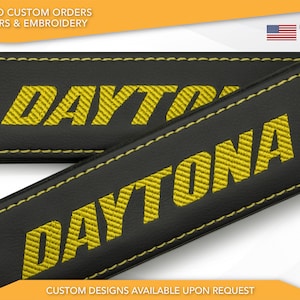 Capas para cinto de segurança de carro Fit Daytona Amarelo Bordado Couro Vegano Ombreiras Pretas Feito à Mão Ideia de presente personalizada