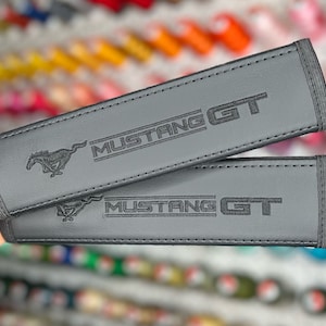 Couvre-ceintures de voiture pour Mustang GT, broderie noire, cuir végétalien, épaulières noires faites main, idée cadeau personnalisée