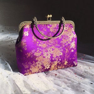 Pochette Sac à bandoulière violet, Sac de soirée violet, Cousu main, Fleur japonaise brodée
