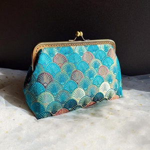 Sac de soirée bleu clair, sac de cérémonie, cadeau d'anniversaire. Sac en soie brodé motif coquillage. Sac femme bleu clair cousu main.
