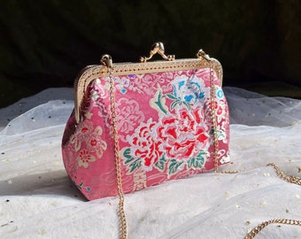 Pochette rose, sac fleurs, pochette rouge, sac bandoulière doré rose, tissu brodé fait main, sac mariage