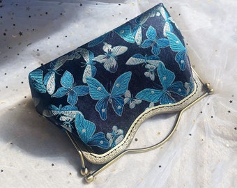 Schmetterlingstasche, schwarze Abendtasche, schwarze und blaue Tasche, blaues Schmetterlingsmuster, handgenäht aus Seide