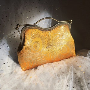 Sac bandoulière en or jaune,sac de soirée,sac en soie brodé,cousu main en tissu brodé,motif plume de paon