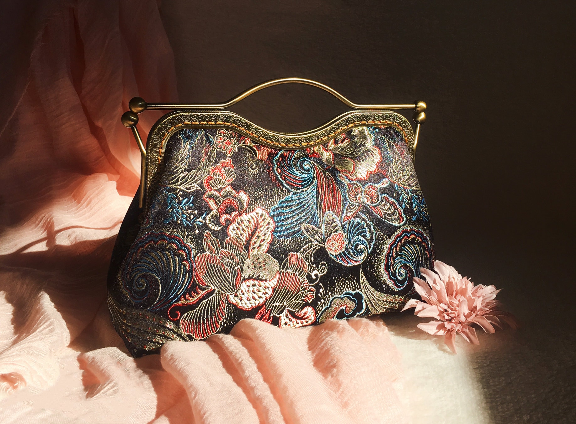 小物 blackmeans Embroidery Circle Pouch Black fit=scale-down,w=1200