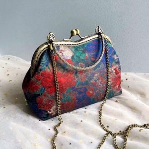 Sac en soie, sac de mariage, sac femme rouge bleu, sac bandoulière, sac japonais, sac fleur, sac clic clac, sac de soirée rouge, petit sac en soie, sac élégant