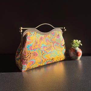 Pochette jaune, sac bandoulière, sac femme jaune. sac rose jaune, sac de soirée, sac de mariage. sac en soie, sac japonais. sac clic clac fait main