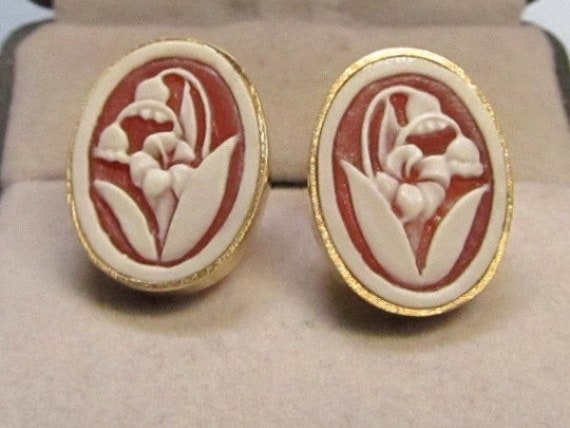 Valley Girl Vintage Gold and Stone Cameo Flower Earrings (E)