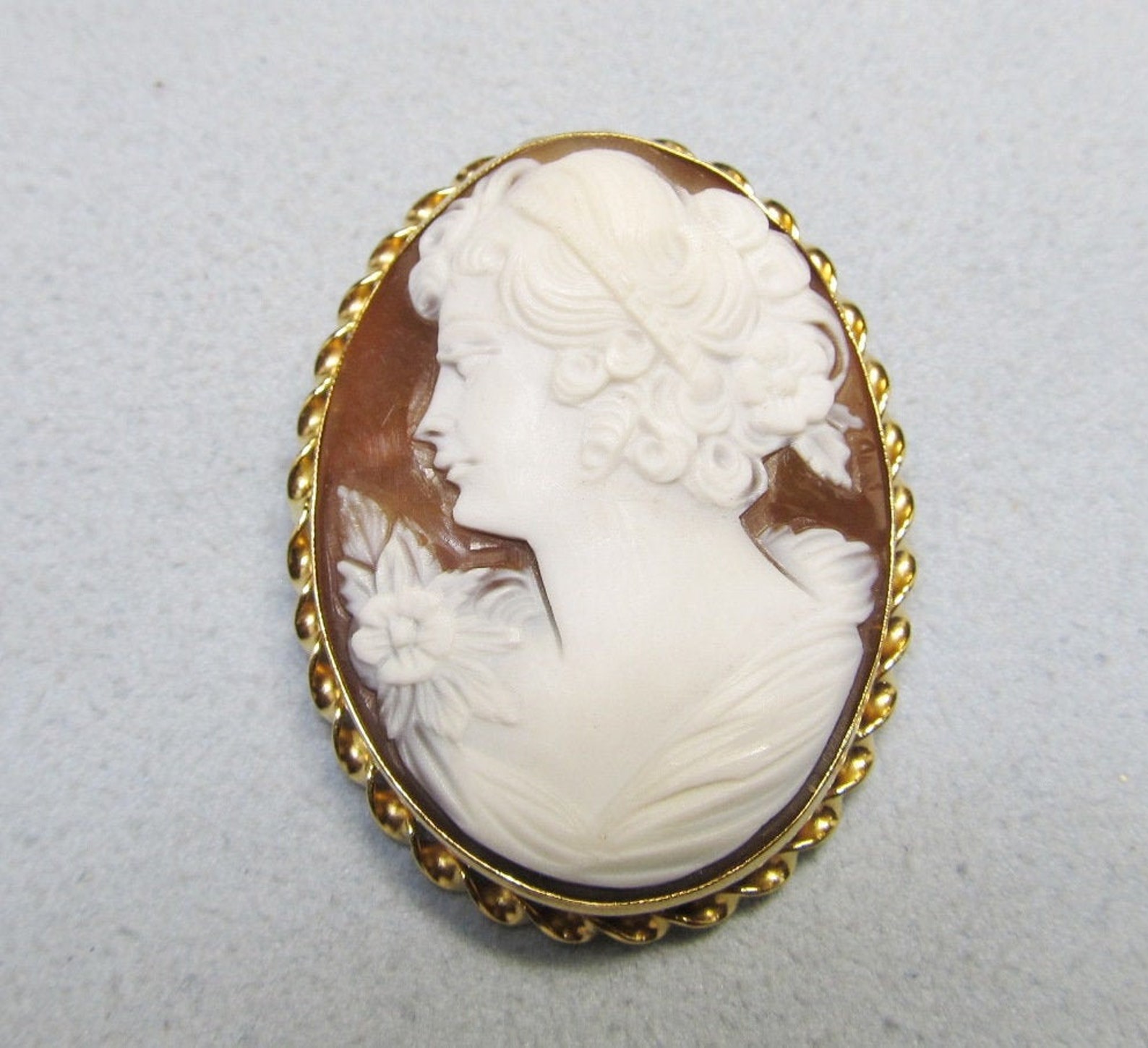 Lady in White Oval Shell Cameo Brooch y Colgante en 14 Karat Etsy España