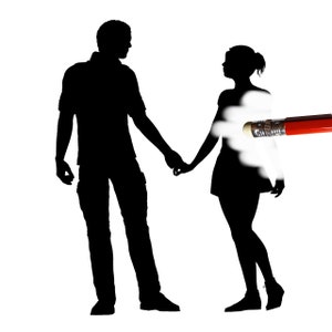 Könnte beinhalten: Eine schwarz-weiße Silhouette eines Paares, das sich an den Händen hält. Die Frau wird mit einem roten Bleistift ausradiert.