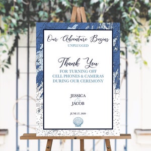 Könnte beinhalten: Ein weißes Schild mit einem nautischen Kartenhintergrund. Der Text lautet "Our Adventure Begins Unplugged" und "Thank You for turning off cell phones & cameras during our ceremony." Die Namen Jessica & Jacob sind mit dem Datum 27. Juni 2020 aufgeführt. Am unteren Rand befindet sich eine Muschelgrafik.
