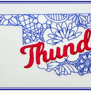 Puede incluir: Un diseño bordado del estado de Oklahoma con un contorno azul y intrincados patrones florales. La palabra "Thunder" está bordada en letras cursivas rojas.