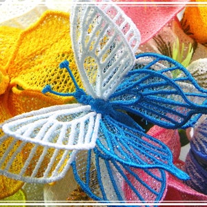 Könnte beinhalten: Ein blauer und weißer Schmetterling mit spitzgeformten Flügeln, die mit Glitzer bestickt sind, ist von gelben, rosa und weißen Blumen umgeben.