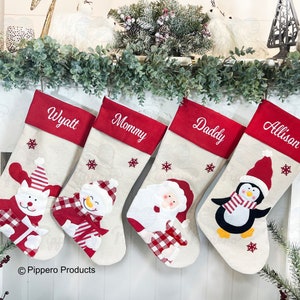 Personalisierte benutzerdefinierte gestickte klassische weiche weiße Sackleinen-cremefarbene und rote Weihnachtsstrümpfe mit Elch-Schneemann-Weihnachtsmann- und Pinguincharakteren