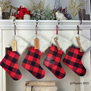 Personalisierte benutzerdefinierte gestickte klassische Buffalo Plaid Design Familienstrumpf mit Pelzmanschette