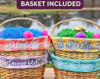 Puede incluir: Cestas de Pascua de mimbre con nombres bordados personalizados. Cada cesta está llena de hierba de papel de colores y huevos de Pascua de plástico. Las cestas tienen forros de tela en varios cuadros y colores lisos. El texto "Basket Included" está en la parte superior.