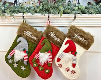 Meias de Natal personalizadas bordadas personalizadas em formato de gnomo para festas em cores vermelho, verde e branco