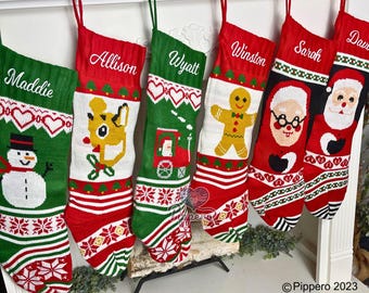 Calcetines navideños de punto personalizados con monogramas bordados y familiares, con Papá Noel, ciervo, tren, pan de jengibre, muñeco de nieve y Sra. Claus.