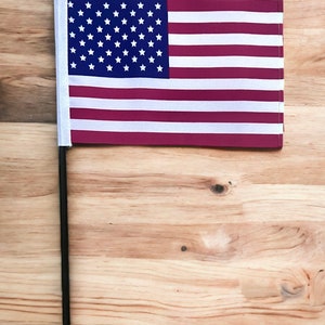 USA Mała machająca ręka 15 cm x 10 cm FLAGA Stany Zjednoczone Ameryki 25 cm Maszt