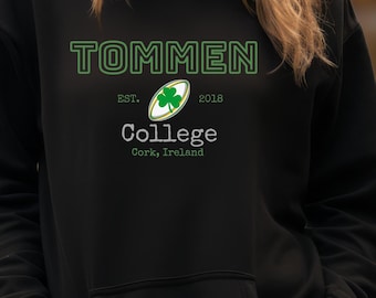 TOMMEN College bestickter Hoodie/ Bindung 13/Johnny Kavanagh / Joey Lynch/ Jungs von TOMMEN/ Shannon Lynch/ Halten 13/ Sparen 6/ Chloe Walsh